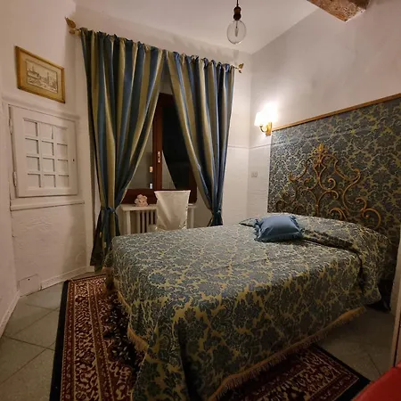La Sede Dell'arte Monolocale E In Torre Medievale Vicino A Duomo E Piazza Signoria Florencie